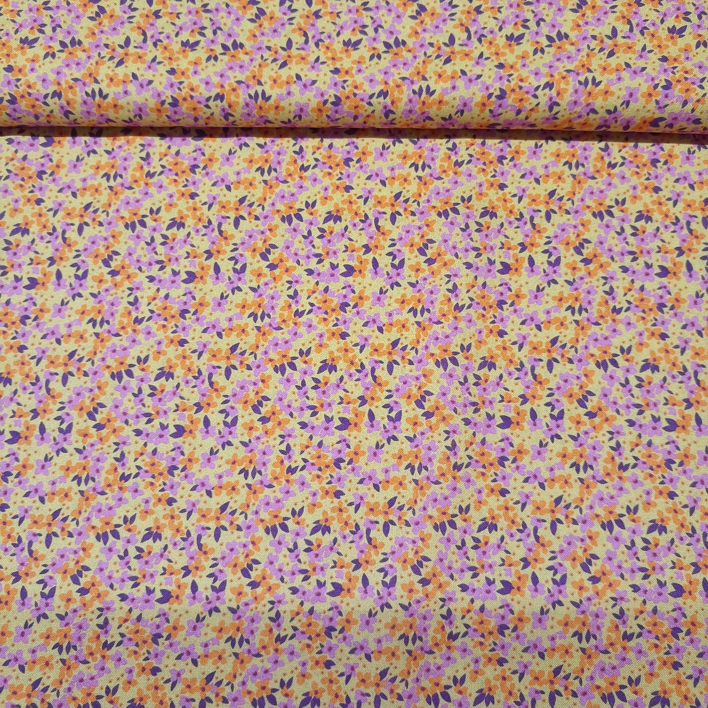 Viscose fijne bloemetjes op oranje achtergrond