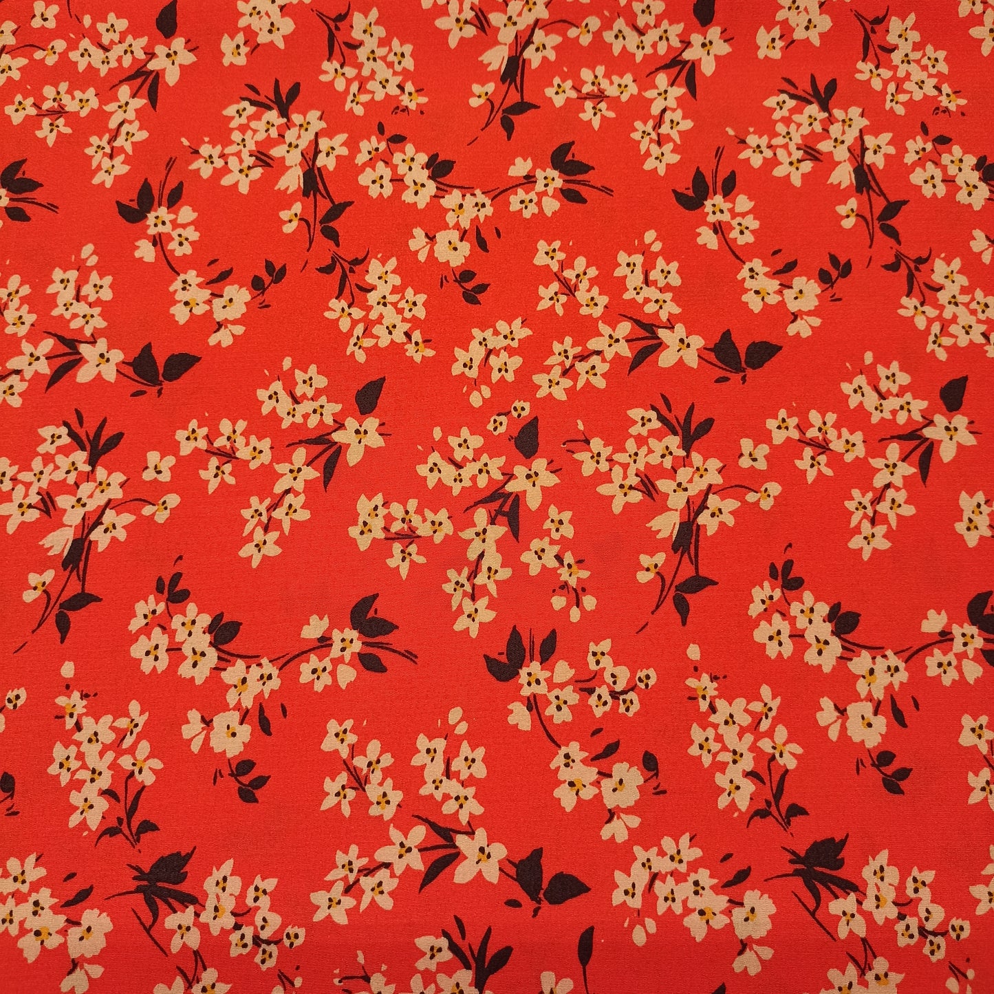 Viscose bloemen op oranje achtergrond