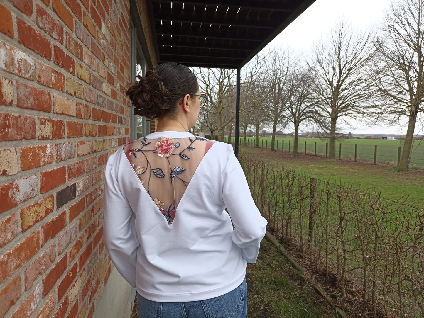 mesh: geborduurde bloemen op witte achtergrond