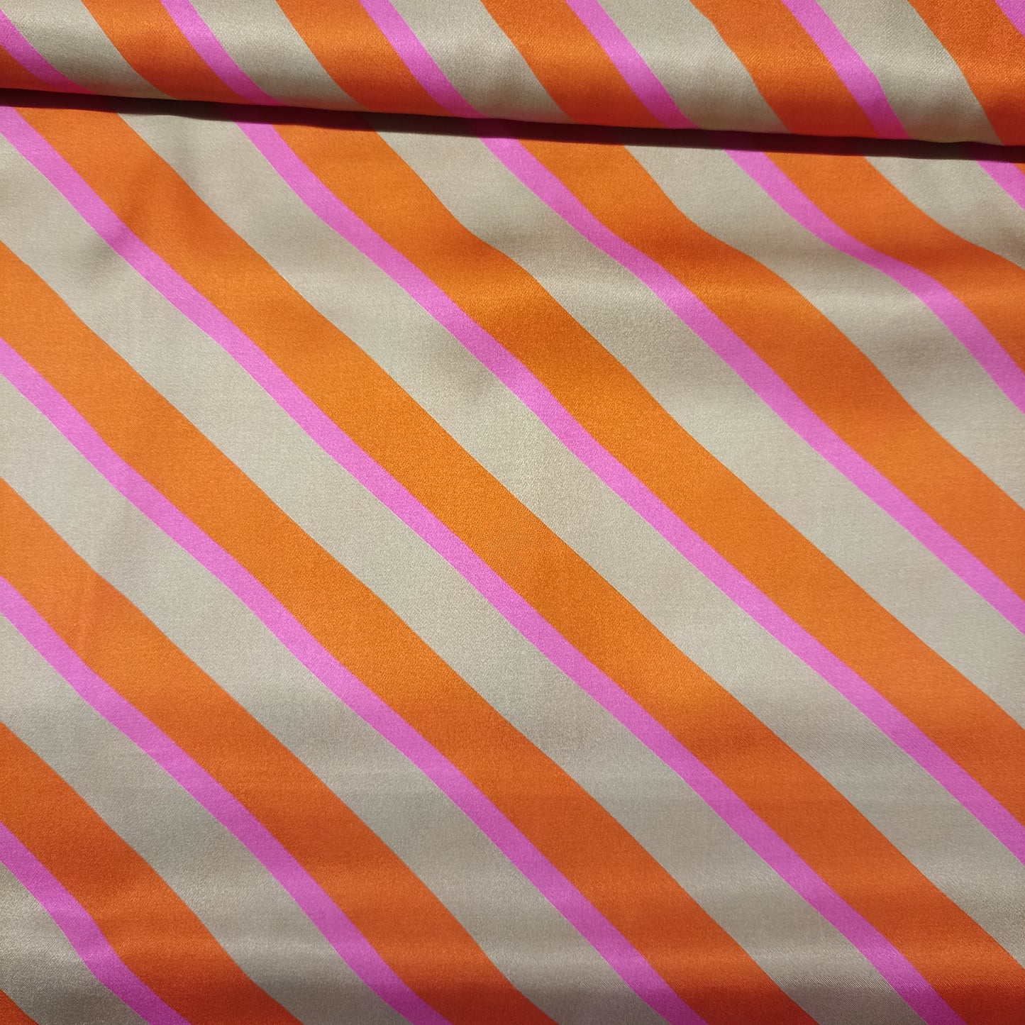 satijnviscose diagonale strepen oranje, fushia, beige