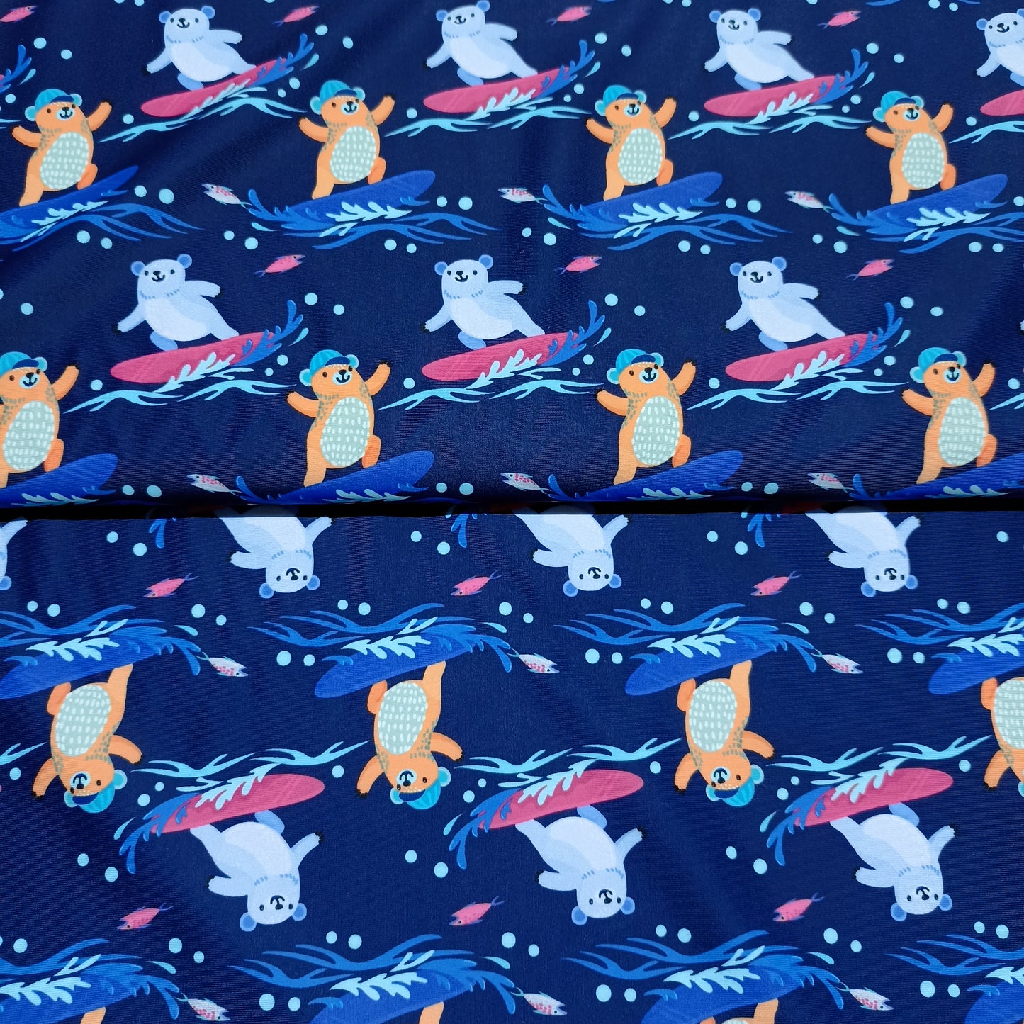 lycra beertjes op surfplank