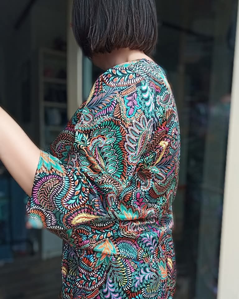 polyester paisley print op zwarte achtergrond