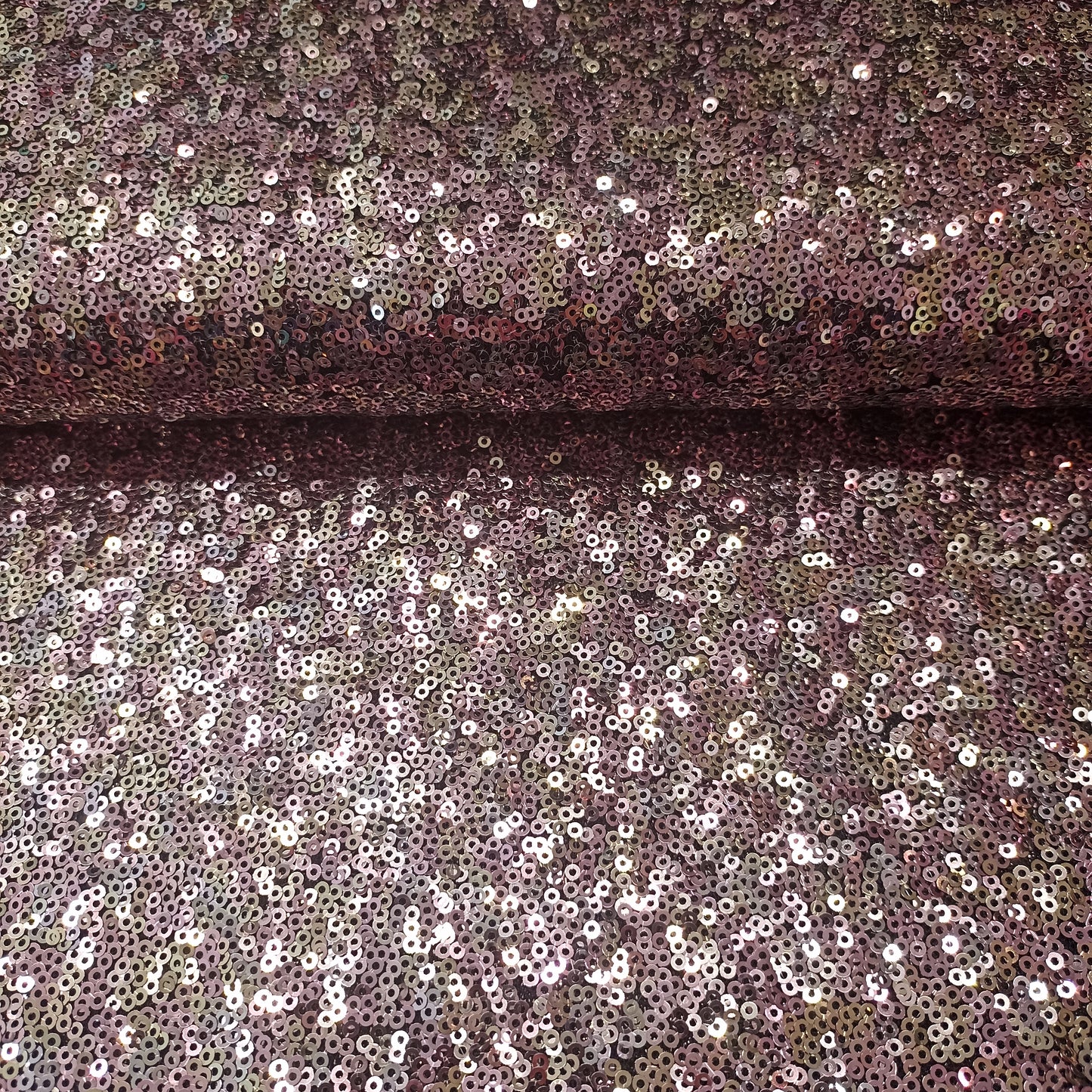 pailletten oudroze op zwarte mesh achtergrond