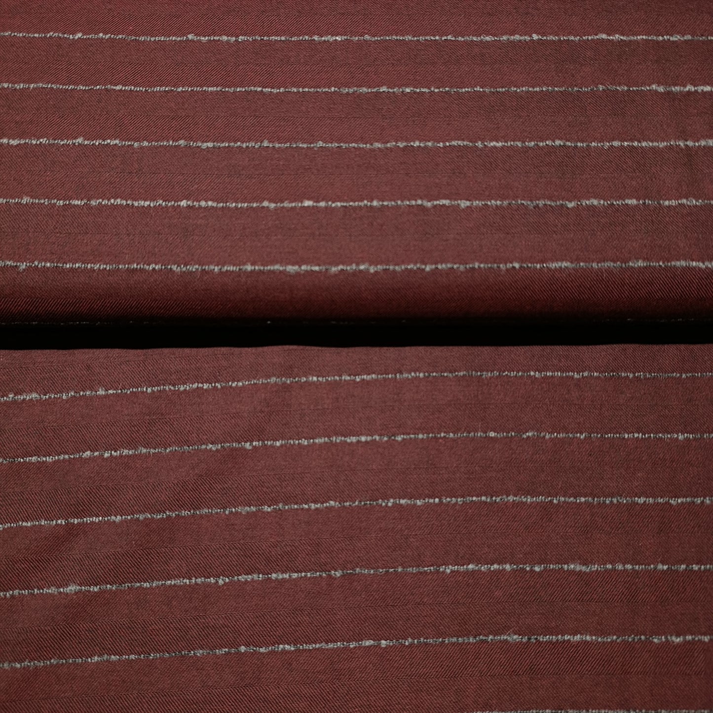 broekenstof viscose bordeaux met ingeweven streep