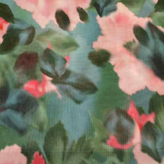 polyester roze bloemen op groene achtergrond