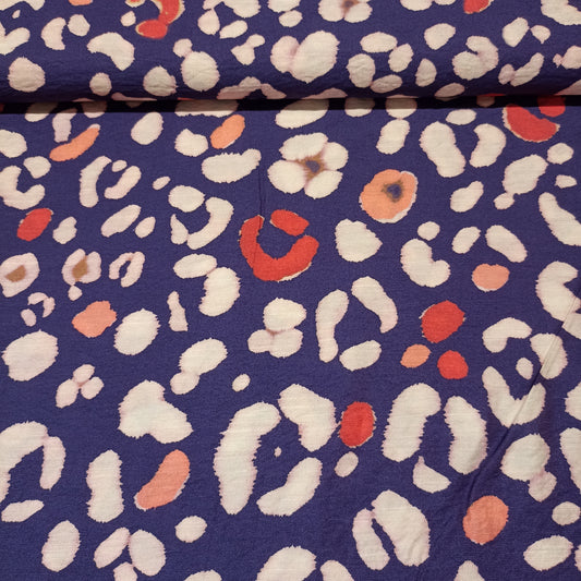 Viscose vlekken op paarse ondergrond