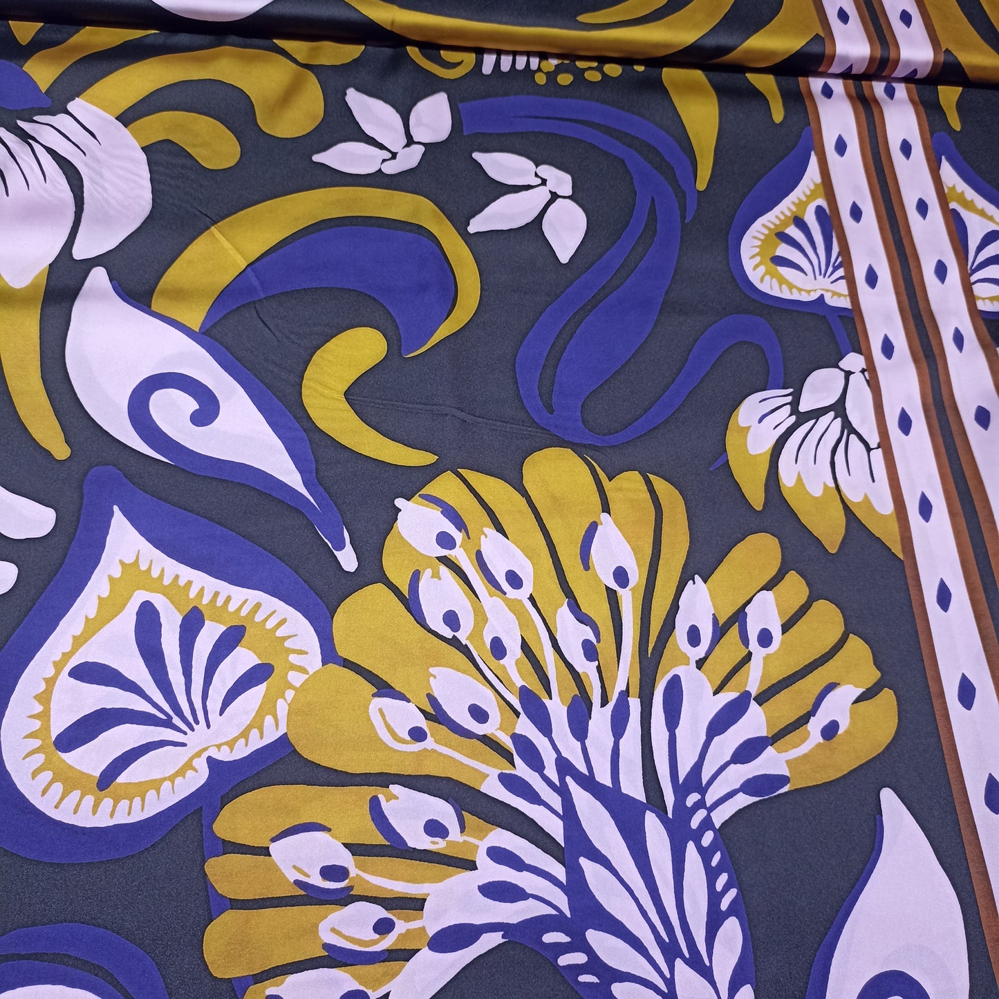 paneel polyester flowers op zwarte achtergrond