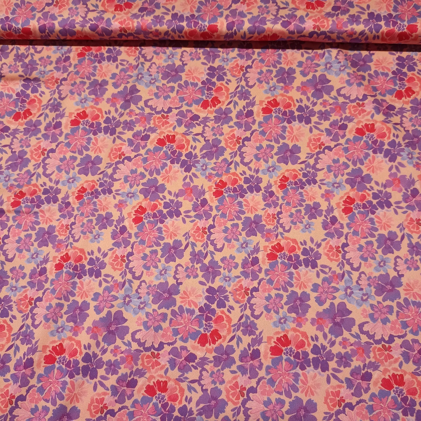 polyester  bloemen op roze achtergrond