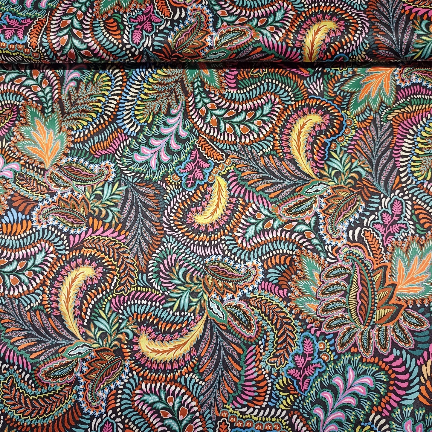 polyester paisley print op zwarte achtergrond