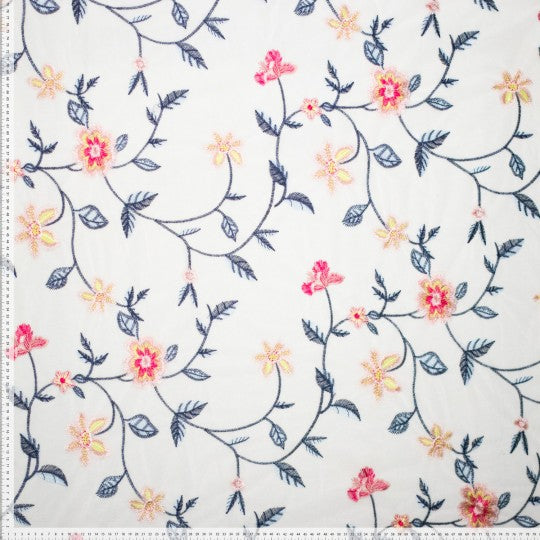 mesh: geborduurde bloemen op witte achtergrond