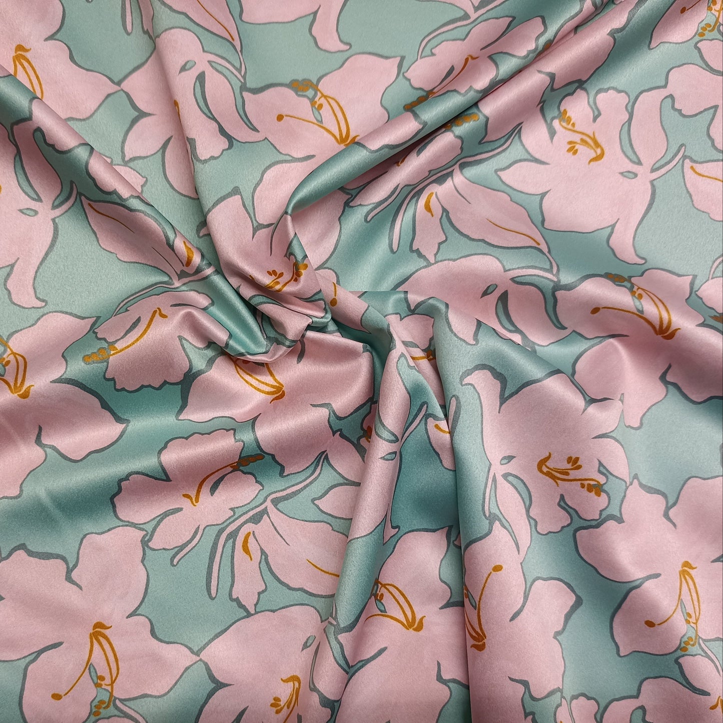 satijn roze bloemen op muntgroene achtergrond