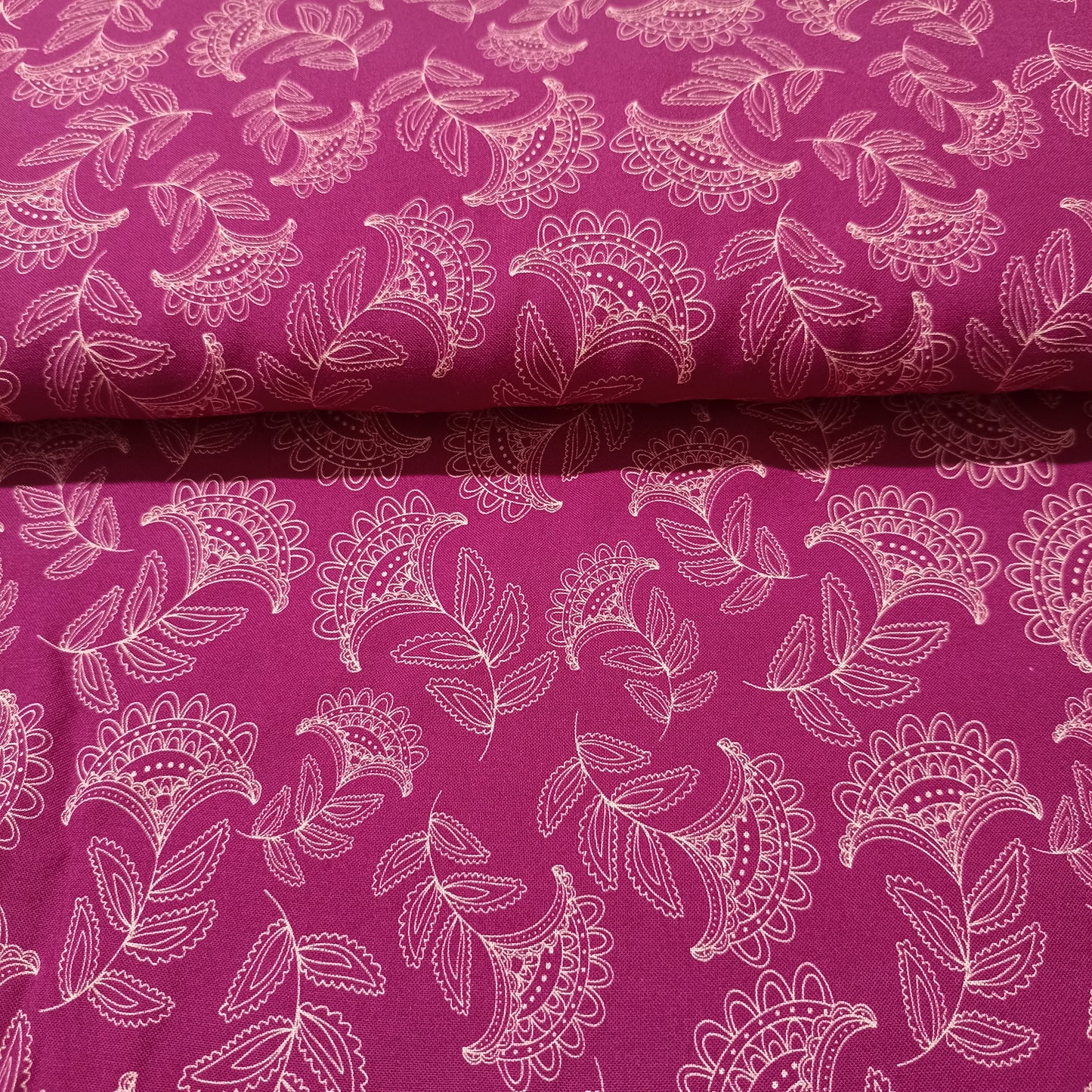 Viscose bloemen op frambozenrode achtergrond