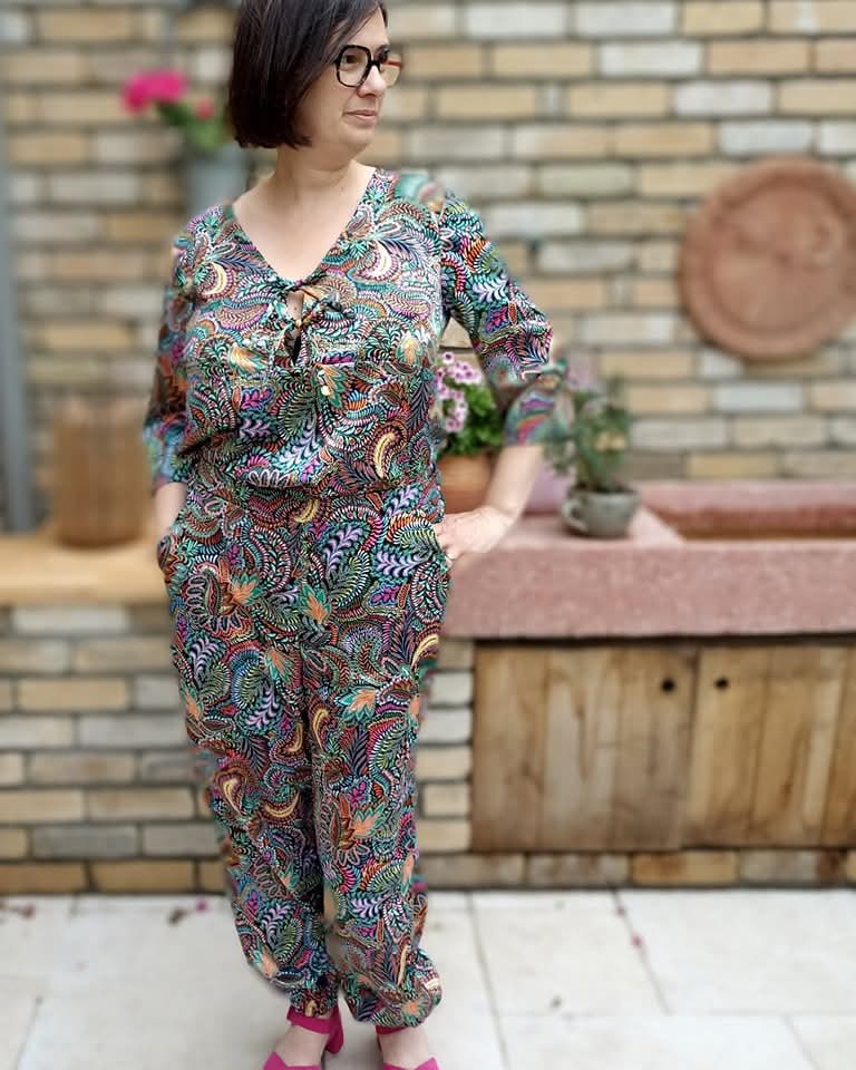 polyester paisley print op zwarte achtergrond