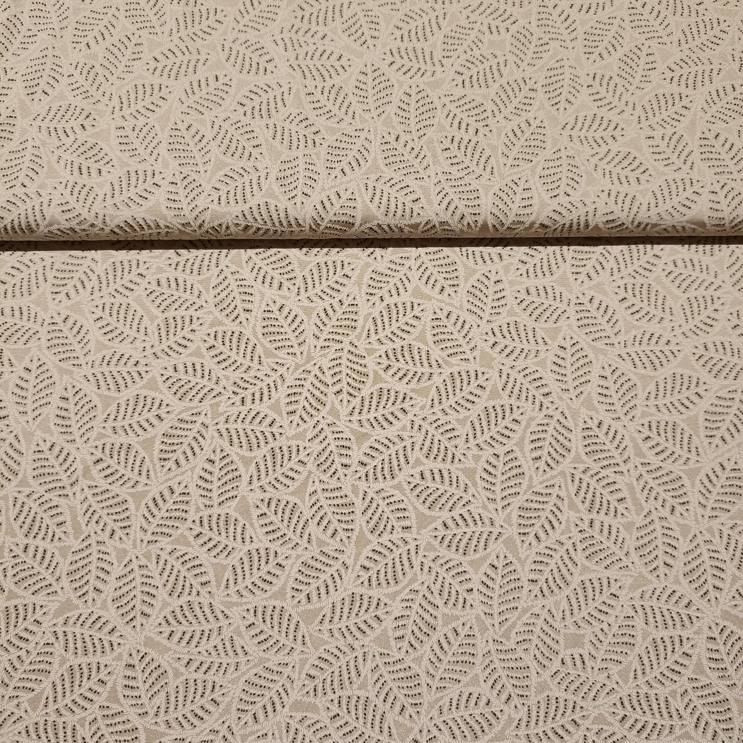 lycra bladeren op taupe achtergrond