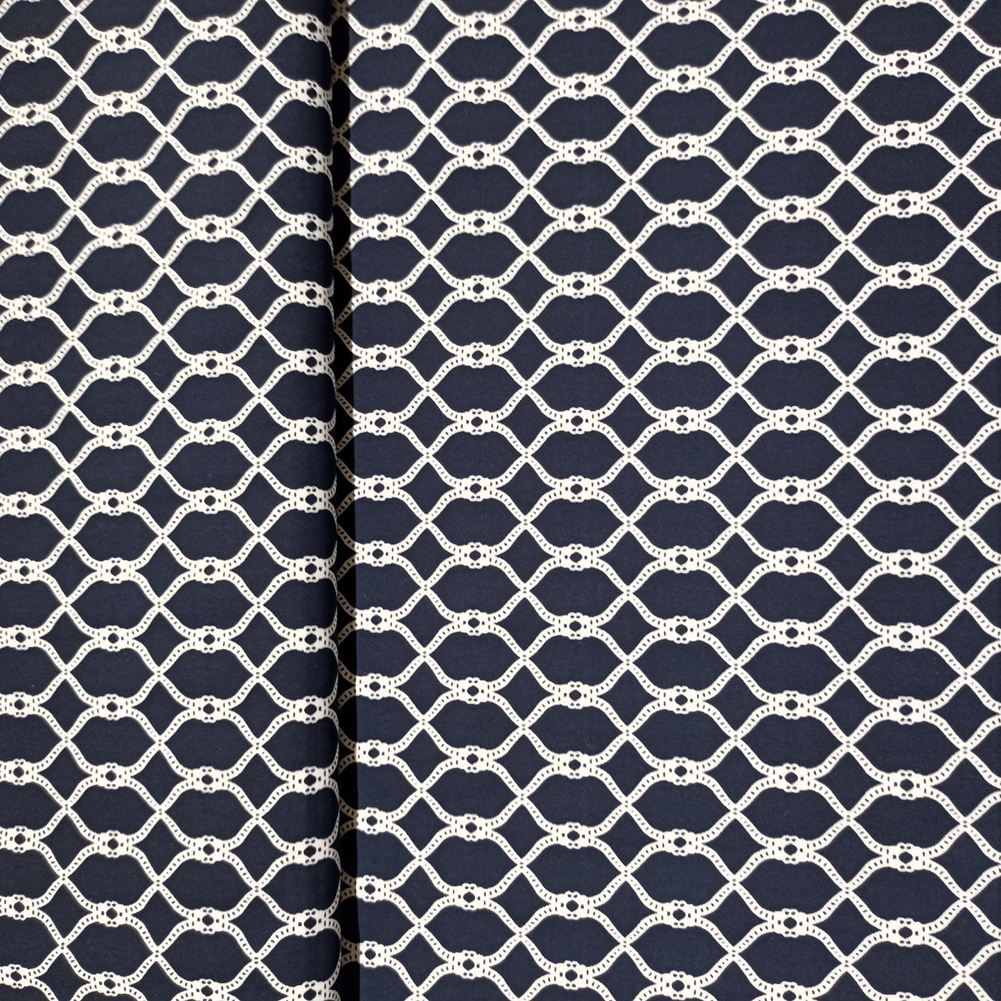 lycra kettingen donkerblauwe achtergrond