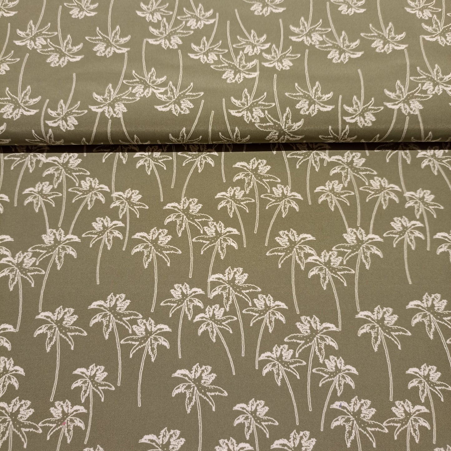 zwembroekenstof palmbomen op mosgroene achtergrond