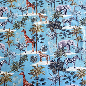 tricot savanne op blauwe achtergrond